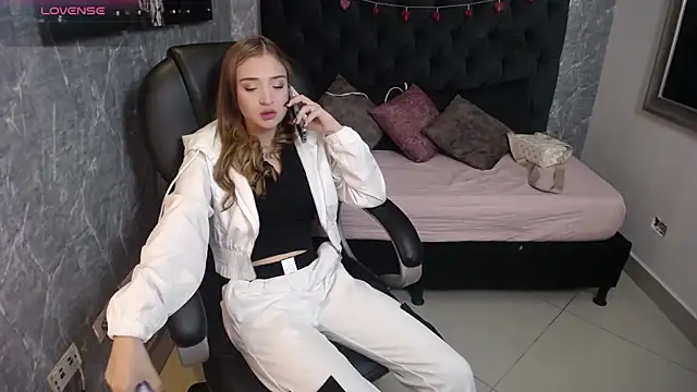 lizzysnow   online show from 09-11-25, 12:05