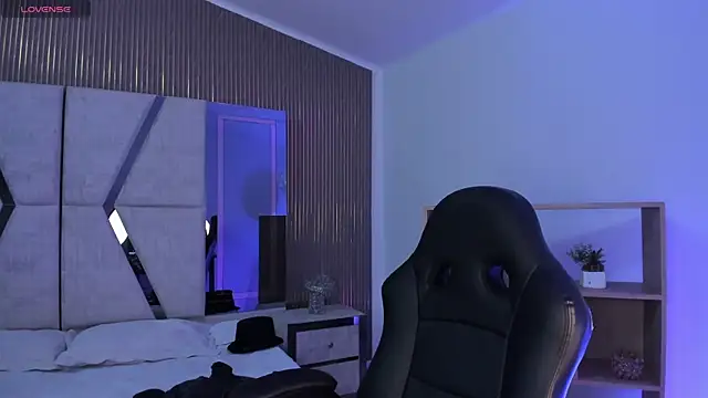 Snapshot of LiamDeep chatting on 02-25-26, 08:18 LiamDeep online show from 02-25-26, 08:18