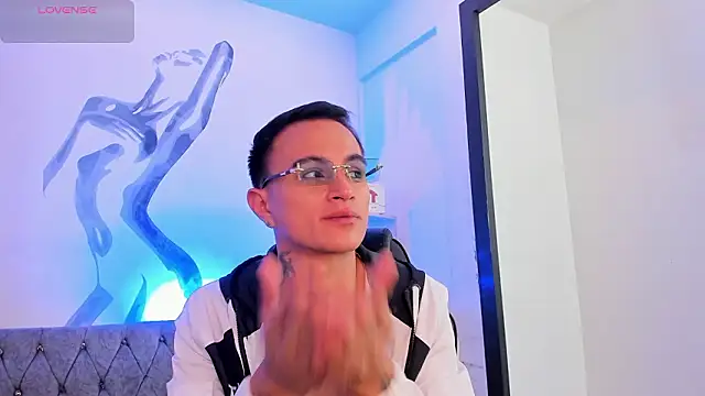 Snapshot of LiamDeep chatting on 03-10-26, 01:54 LiamDeep online show from 03-10-26, 01:54