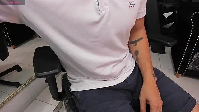 Snapshot of LiamDeep chatting on 04-03-26, 01:53 LiamDeep online show from 04-03-26, 01:53