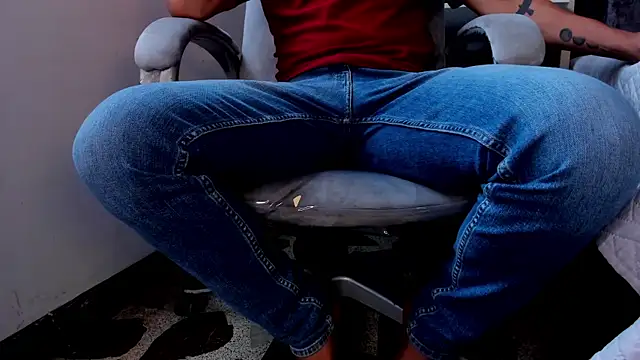 Snapshot of LiamDeep chatting on 04-10-26, 06:56 LiamDeep online show from 04-10-26, 06:56