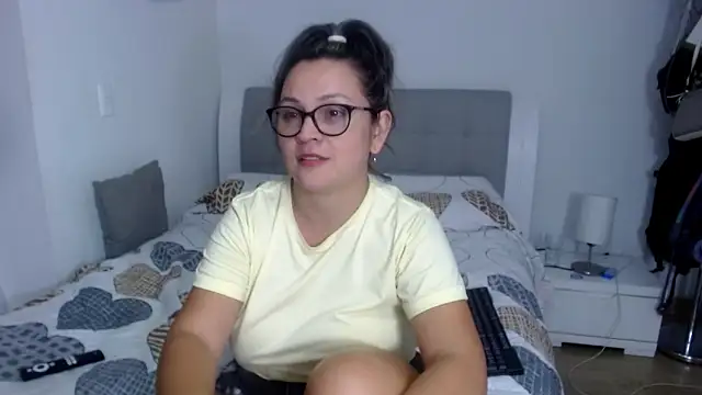Snapshot of sophie_lopez1 chatting on 02-18-26, 01:56 sophie lopez1 online show from 02-18-26, 01:56
