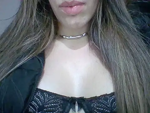Snapshot of Yasleal chatting on 06-25-26, 01:49 Yasleal online show from 06-25-26, 01:49