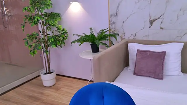 AmadaReine online show from 11-23-25, 04:07