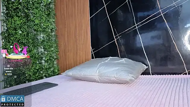 Kiara Zahiri   online show from 10-17-25, 11:02