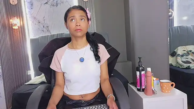 Snapshot of Kristall_06 chatting on 02-22-26, 04:35 Kristall 06 online show from 02-22-26, 04:35