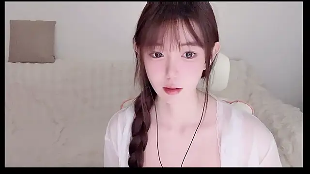 Xiao-runbao online show from 12-17-25, 01:06