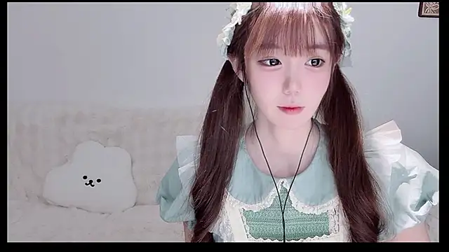 Xiao-runbao online show from 12-18-25, 01:06