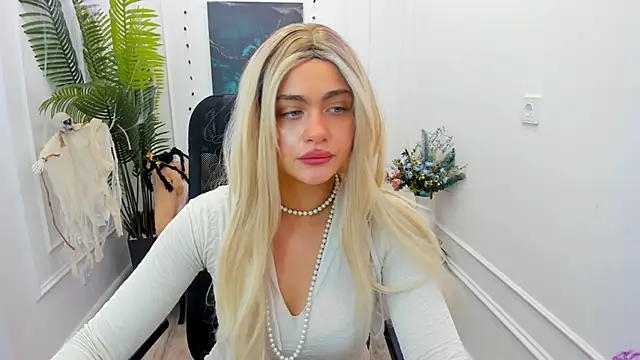 LeslieMineg online show from 10-30-25, 07:58