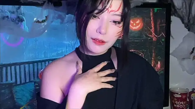 Snapshot of WonderMira chatting on 10-30-25, 01:34 WonderMira online show from 10-30-25, 01:34