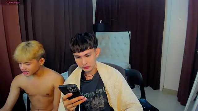 Snapshot of xxxhugecocktwinkxxx chatting on 10-24-25, 05:42 xxxhugecocktwinkxxx online show from 10-24-25, 05:42