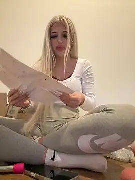 Steffi Snowbunny online show from 09-16-25, 02:18