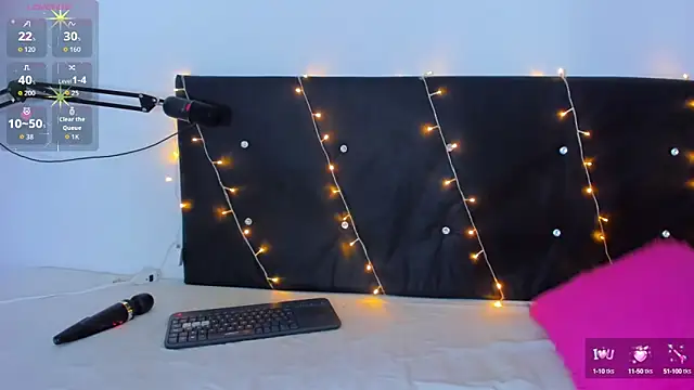 Danaa moore  online show from 10-10-25, 04:11