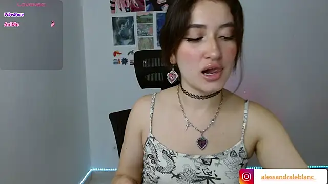 Snapshot of AlessandraLB chatting on 09-18-25, 10:39 AlessandraLB online show from 09-18-25, 10:39