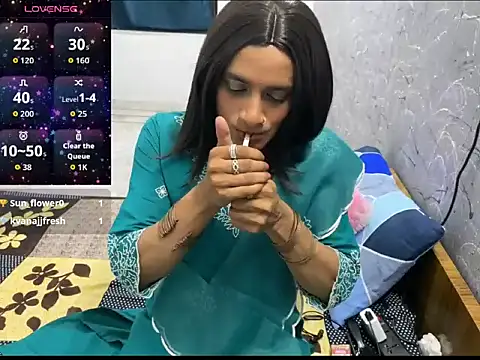 Snapshot of LuvLayla chatting on 06-20-26, 11:40 LuvLayla online show from 06-20-26, 11:40