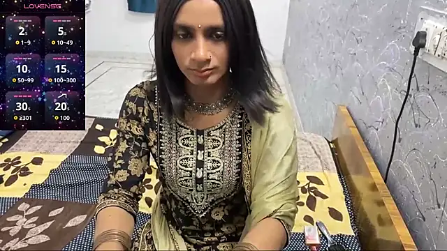 Snapshot of LuvLayla chatting on 06-22-26, 11:02 LuvLayla online show from 06-22-26, 11:02
