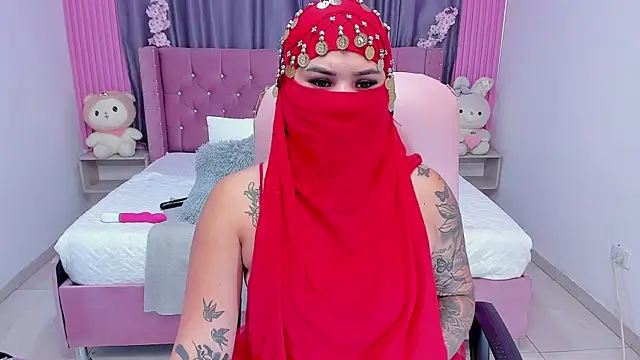 Snapshot of Nayla-Mouna chatting on 09-19-25, 07:58 Nayla-Mouna online show from 09-19-25, 07:58