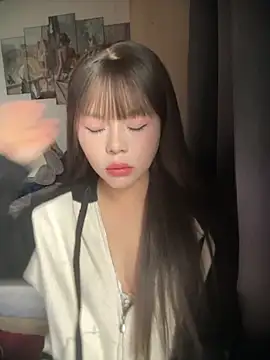 Snapshot of SarahBeii chatting on 10-25-25, 03:03 SarahBeii online show from 10-25-25, 03:03