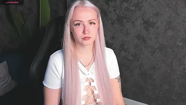 Snapshot of Joyce_Howard chatting on 09-26-25, 02:04 Joyce Howard online show from 09-26-25, 02:04