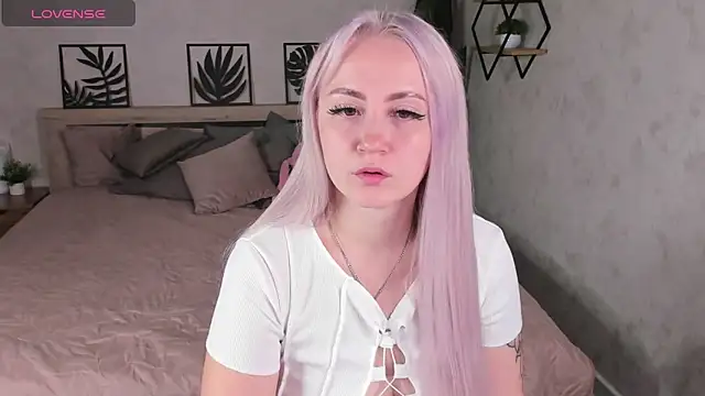 Snapshot of Joyce_Howard chatting on 09-28-25, 01:33 Joyce Howard online show from 09-28-25, 01:33