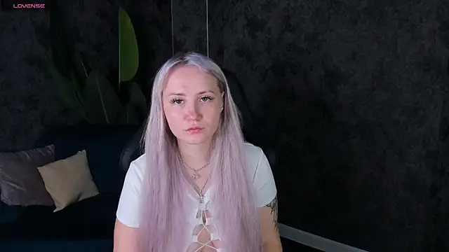 Snapshot of Joyce_Howard chatting on 10-10-25, 02:21 Joyce Howard online show from 10-10-25, 02:21