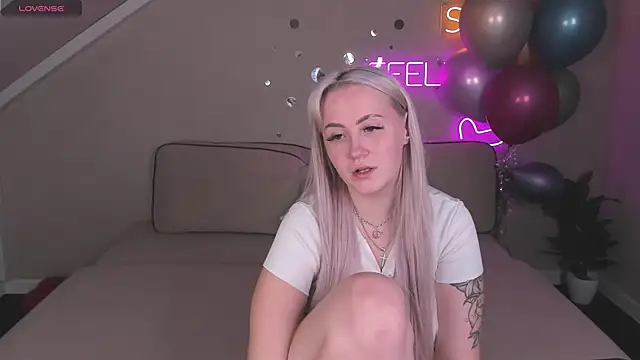 Snapshot of Joyce_Howard chatting on 10-11-25, 02:15 Joyce Howard online show from 10-11-25, 02:15