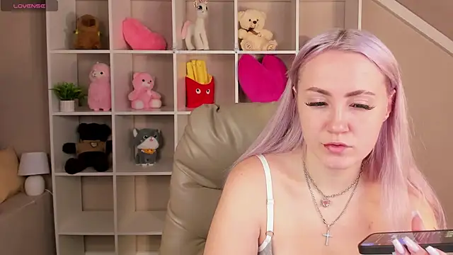 Snapshot of Joyce_Howard chatting on 10-15-25, 02:11 Joyce Howard online show from 10-15-25, 02:11