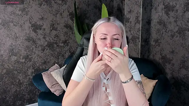 Snapshot of Joyce_Howard chatting on 10-17-25, 02:37 Joyce Howard online show from 10-17-25, 02:37