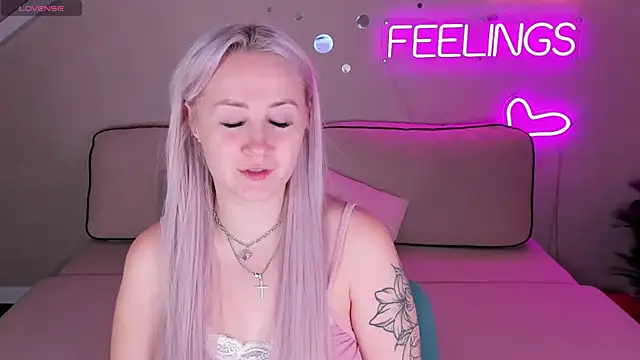 Snapshot of Joyce_Howard chatting on 10-19-25, 02:23 Joyce Howard online show from 10-19-25, 02:23