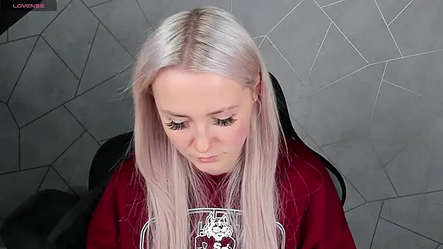 Snapshot of Joyce_Howard chatting on 10-21-25, 02:34 Joyce Howard online show from 10-21-25, 02:34