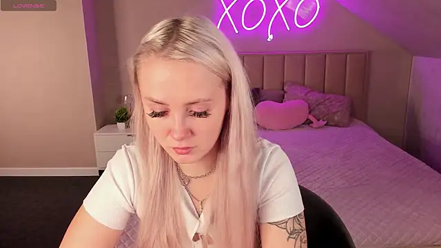 Snapshot of Joyce_Howard chatting on 10-22-25, 02:12 Joyce Howard online show from 10-22-25, 02:12