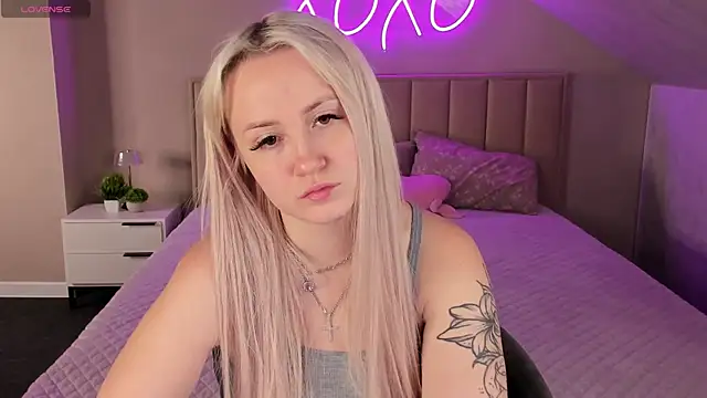 Snapshot of Joyce_Howard chatting on 10-24-25, 02:30 Joyce Howard online show from 10-24-25, 02:30