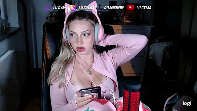 Snapshot of cymaishere chatting on 10-02-25, 06:37 cymaishere online show from 10-02-25, 06:37