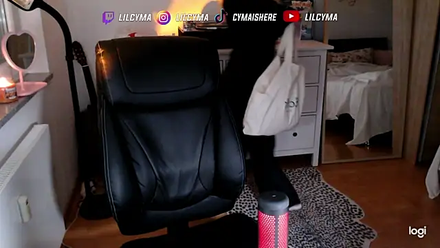 Snapshot of cymaishere chatting on 10-28-25, 08:55 cymaishere online show from 10-28-25, 08:55