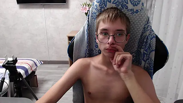 glasses cat online show from 03-19-26, 02:04