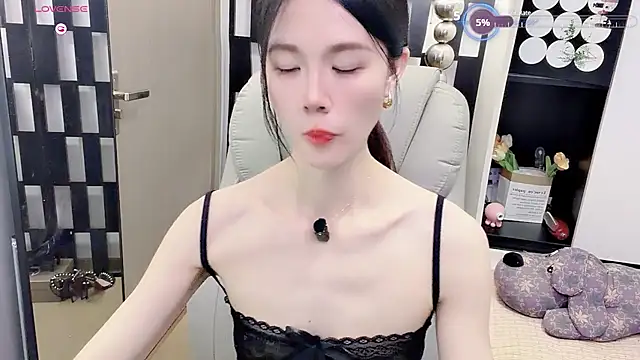 Snapshot of Yueyue-MM chatting on 06-27-26, 12:33 Yueyue-MM online show from 06-27-26, 12:33