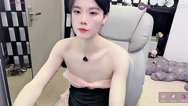 Snapshot of Yueyue-MM chatting on 07-16-26, 01:39 Yueyue-MM online show from 07-16-26, 01:39