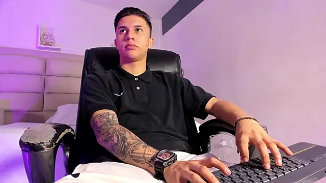 liaamsmiith  online show from 10-13-25, 12:16