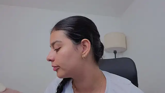 Snapshot of valerihouse chatting on 10-01-25, 11:55 valerihouse online show from 10-01-25, 11:55