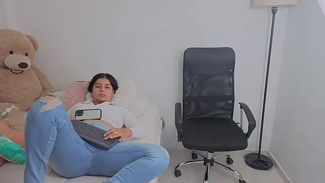 Snapshot of valerihouse chatting on 10-16-25, 12:44 valerihouse online show from 10-16-25, 12:44