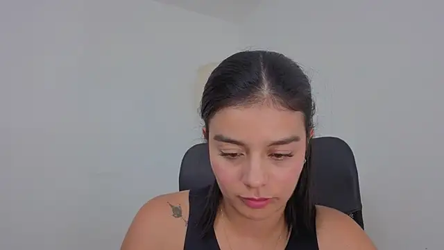 Snapshot of valerihouse chatting on 10-26-25, 01:33 valerihouse online show from 10-26-25, 01:33