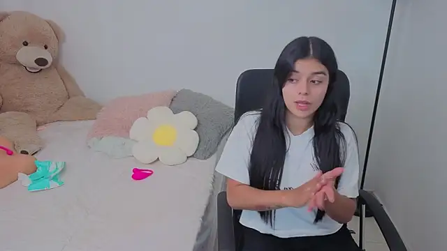 Snapshot of valerihouse chatting on 10-28-25, 12:47 valerihouse online show from 10-28-25, 12:47