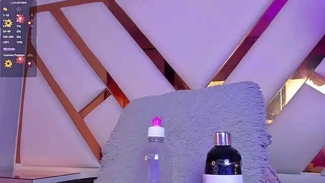 Niicolle Evanss online show from 02-06-26, 08:12