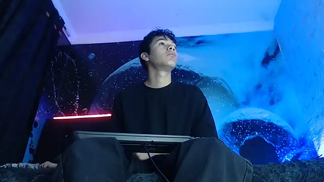 Snapshot of SemerHott chatting on 10-19-25, 01:12 SemerHott online show from 10-19-25, 01:12