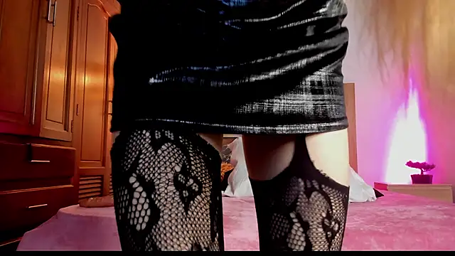 Snapshot of hellzel_moon chatting on 10-29-25, 07:04 hellzel moon online show from 10-29-25, 07:04