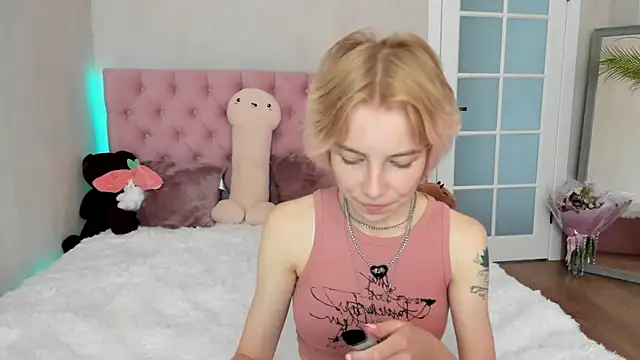 Snapshot of Pink_Lila18 chatting on 09-15-25, 09:42 Pink Lila18 online show from 09-15-25, 09:42