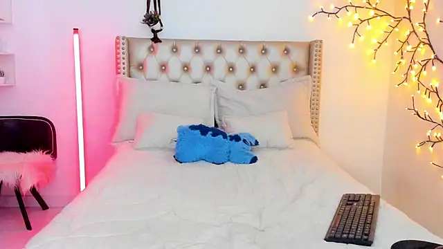 Snapshot of LenaStylesOA chatting on 02-28-26, 02:07 LenaStylesOA online show from 02-28-26, 02:07