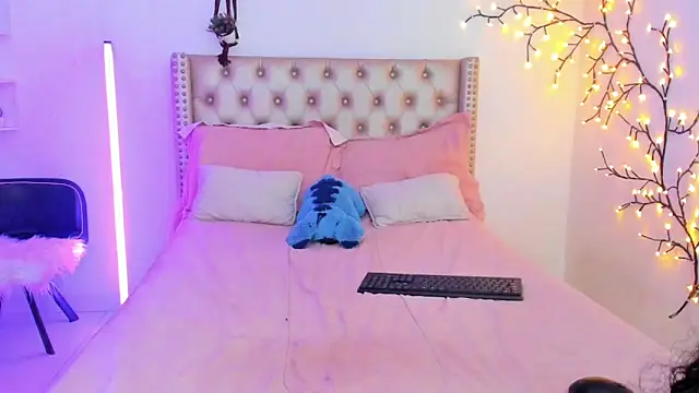 Snapshot of LenaStylesOA chatting on 03-22-26, 09:51 LenaStylesOA online show from 03-22-26, 09:51