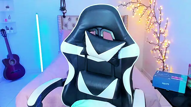 Snapshot of LenaStylesOA chatting on 03-25-26, 08:48 LenaStylesOA online show from 03-25-26, 08:48