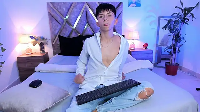 Hyunjin Son online show from 10-12-25, 04:39